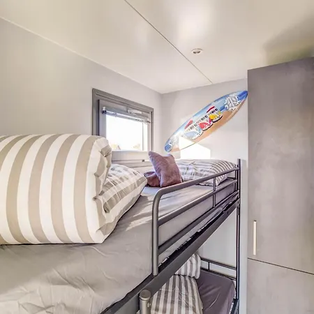 Houseboat In Near Edam, Cleaning Included بوتيل فولُندام